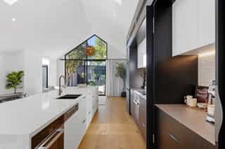 Sleek Modern Elegance - Image 12