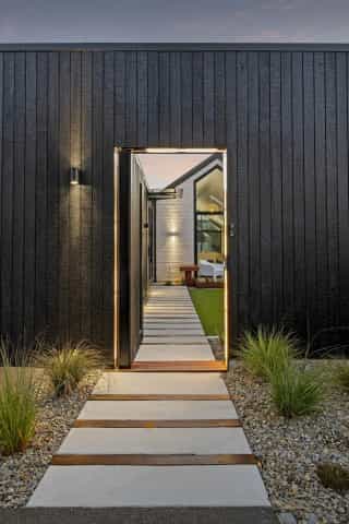 Sleek Modern Elegance - Image 4