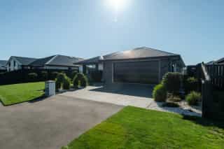 Family Home charm - Image 1